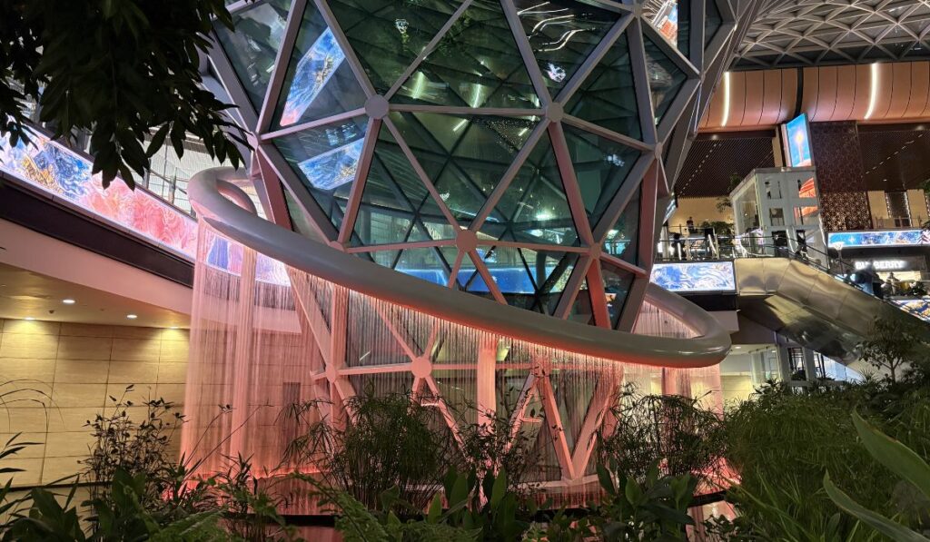 「The Orchard」の中心にある水のモニュメントの様子。この水が再利用され、植物の生育にも使われているのでしょうか。