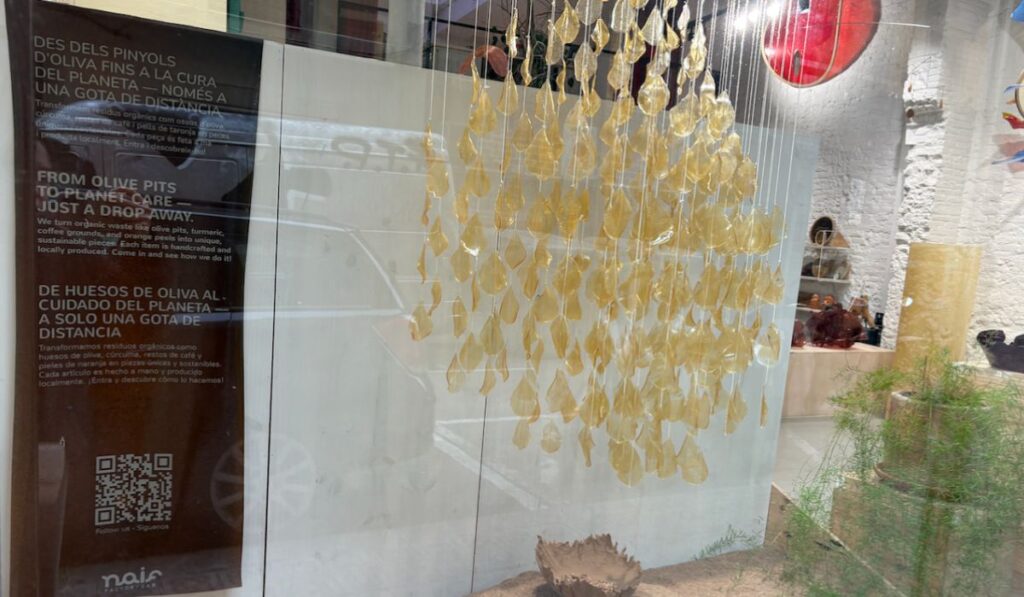 バルセロナにあるデザインスクール「ELISAVA（エリサヴァ）」の学生との共同制作ウィンドウディスプレイ